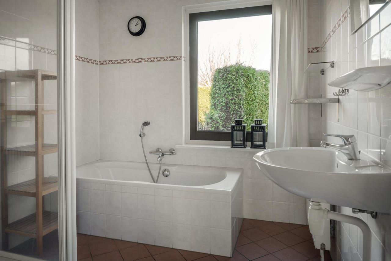 Wellnesshuis Met Hottub, Ligbad En Grote Tuin Villa Tzummarum Eksteriør bilde