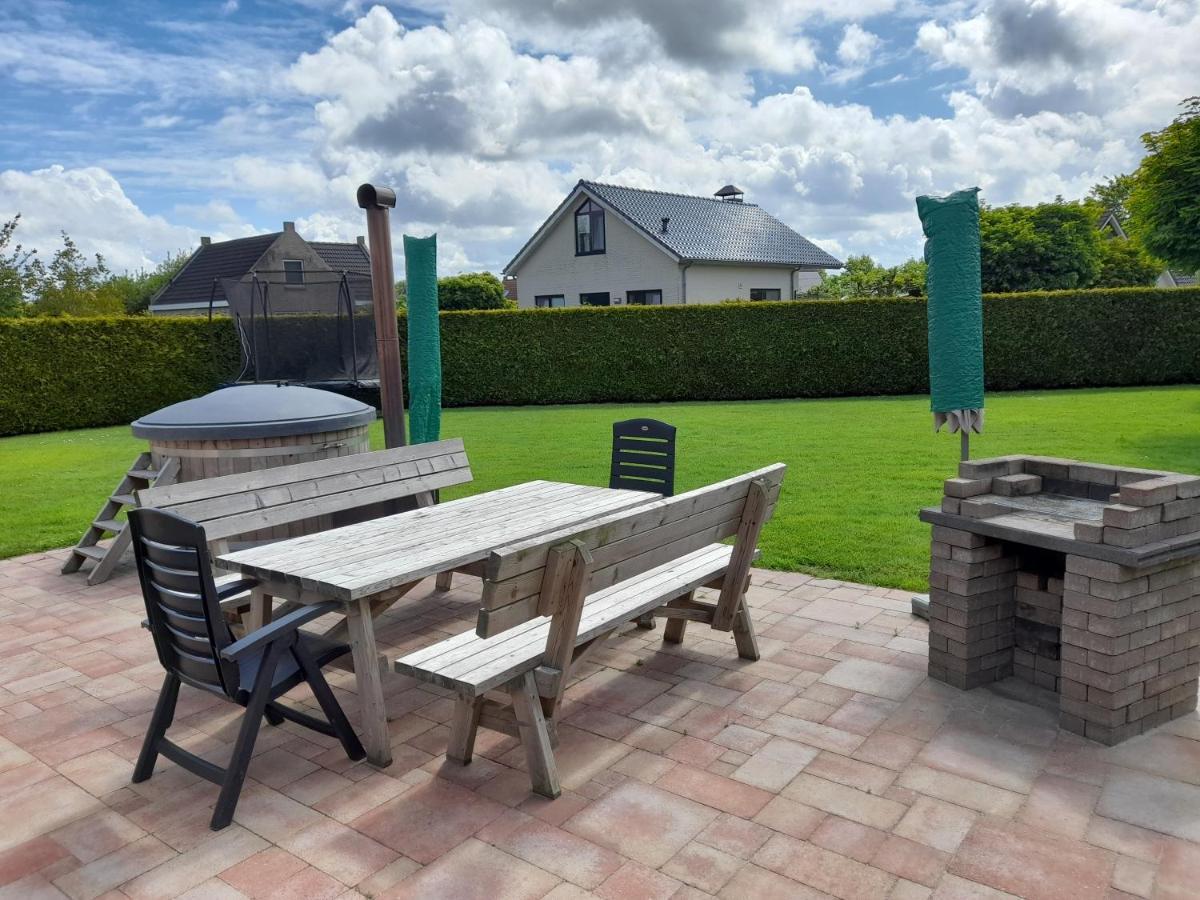 Wellnesshuis Met Hottub, Ligbad En Grote Tuin Villa Tzummarum Eksteriør bilde